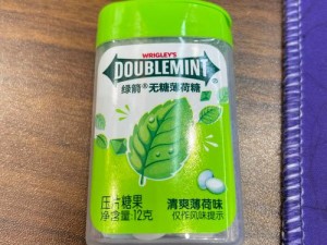 从校服衣袖看到葡萄味无糖薄荷糖，口气清新，提神醒脑